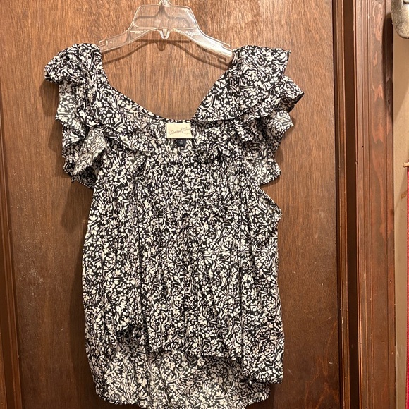 Universal Thread Tops - Universal Thread Black & White Ruffled Floral Print Blouse